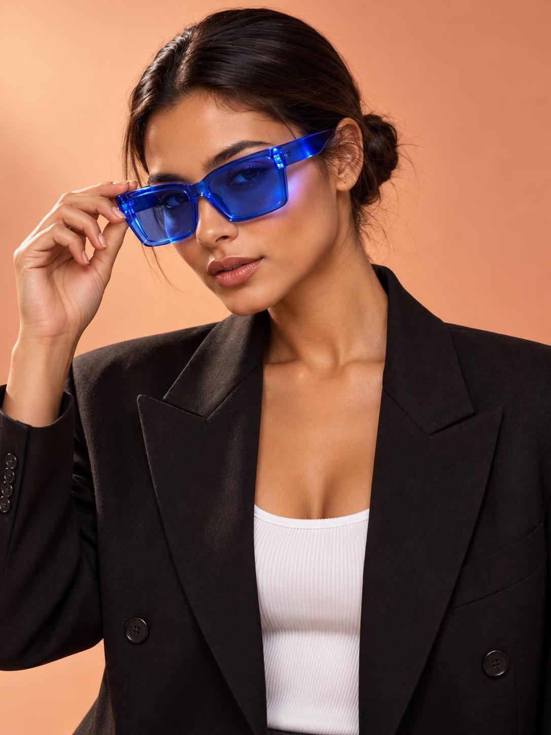 The suit stays black so the blue can do the talking. · 图片 2